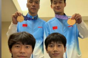 庆祝一下！向余望、胡荷韬、刘浩帆、于大宝四人合拍手势舞庆