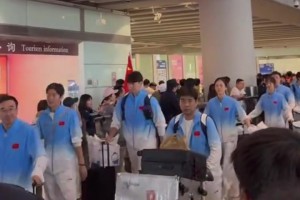 U23国足在机场受到球迷热情欢迎，