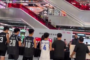 易建联近日现身武汉，身形明显清瘦了不少啊~
