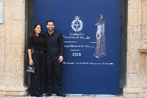 每体：梅西领完奖后飞回美国参加周六联赛，是否去金球颁奖不